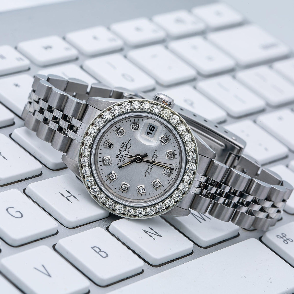 Pre-Owned Rolex Datejust 26MM 6917 Silver Diamond Dial Diamond Bezel Stainless Steel Jubilee Bracelet 0.9ct