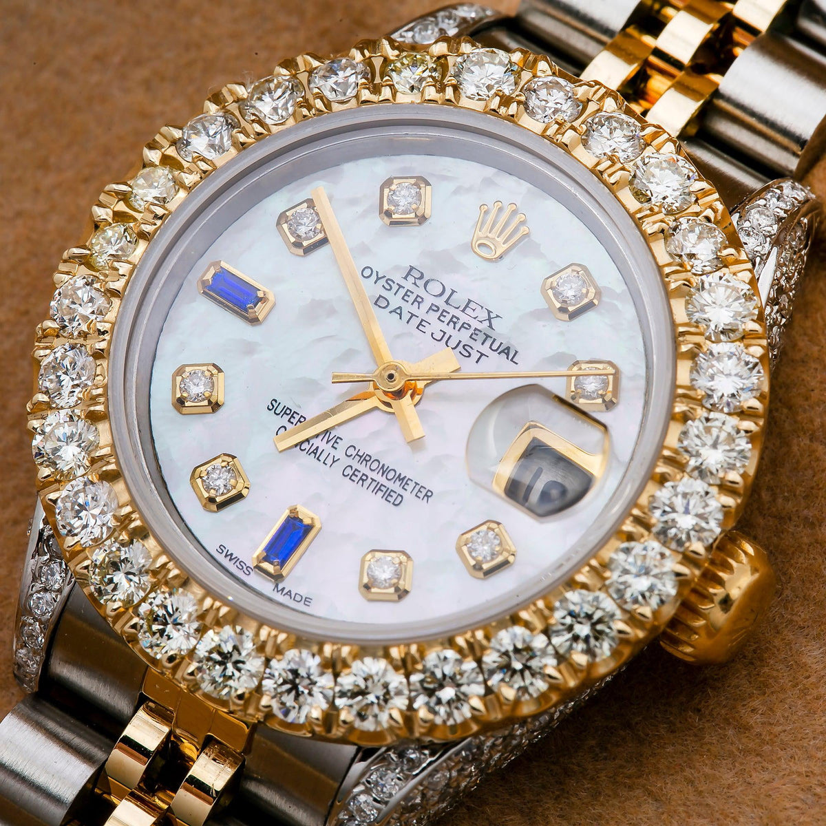 Pre-Owned Rolex Datejust 26MM 6917 White Mother of Pearl Diamond Dial Diamond Bezel Two Tone Yellow Gold Jubilee Bracelet 2.75ct